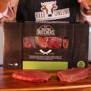 Zestaw Steki na 4 osoby: dwa steki Black Angus i dwa argentyńskie obok pudełka Beef Online